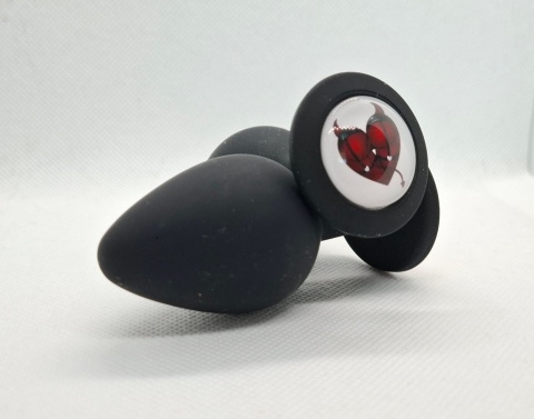 Czarny korek analny „Devil Heart” – silikonowy butt plug z ozdobną grafiką czerwonego serca z rogami i diabelskim ogonem.