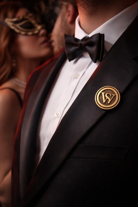 Metalowa przypinka SW w stylu gold & black – symbol Sassydian